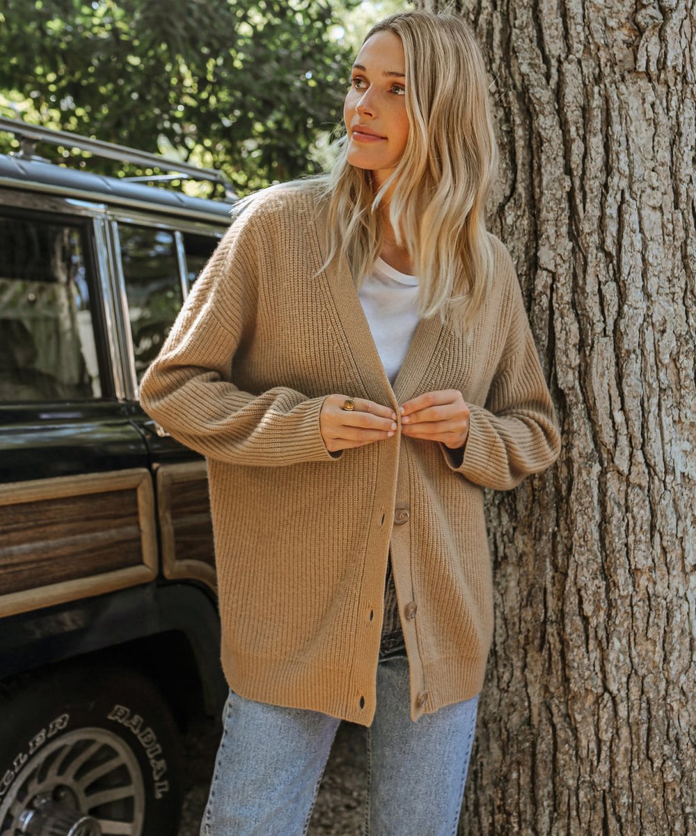 Damski kardigan oversize – rozpinany, dekolt V, na guziki
