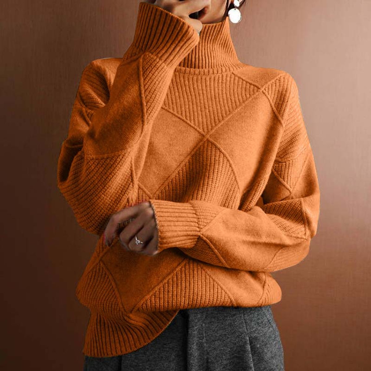 Damski sweter z golfem – wzór w romby
