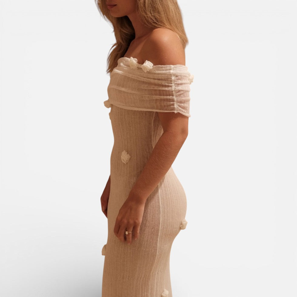 Damska sukienka maxi – odkryte ramiona, kwiaty, elegancka