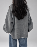 Damski sweter oversize – okrągły dekolt, bufiaste rękawy