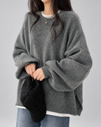 Damski sweter oversize – okrągły dekolt, bufiaste rękawy